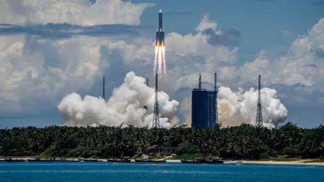Tianwen-1 keşif aracı, Temmuz 2020'de Wençang Uydu Fırlatma Merkezi'nden Long March 5 roketiyle birlikte fırlatıldı. Şubat 2021'de Mars'a inmesi beklenen Tianwen-1'in inişten önce, kızıl gezegenin atmosfer koşullarını incelemek için, yörüngede 2-3 ay dolanması planlanıyor.