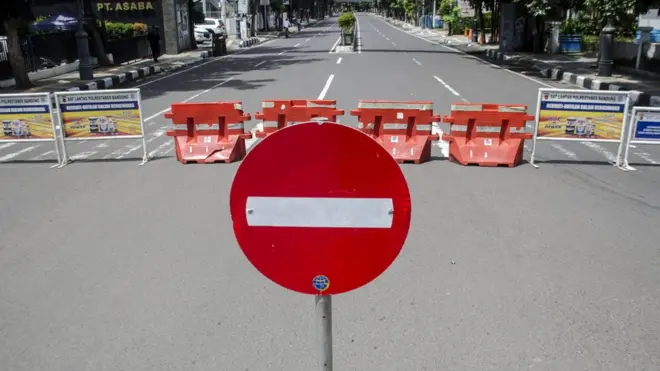 Sejumlah ruas jalan protokol di Kota Bandung ditutup sementara dalam rangka pembatasan sosial dan pengurangan titik kumpul warga guna pencegahan penyebaran Covid-19.
