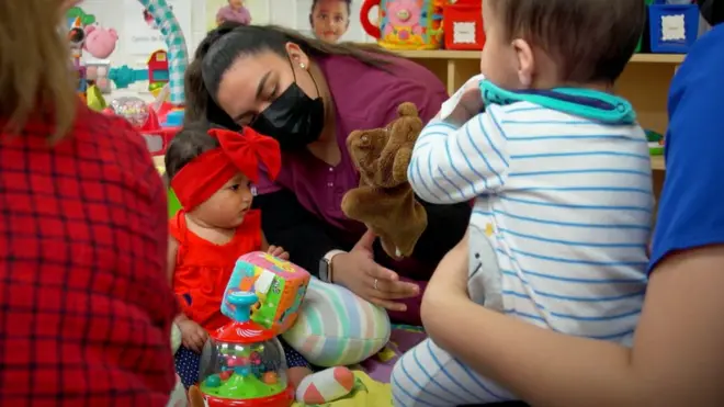 Crianças frequentam creche em Lincoln Park, escola secundária apenas para mães grávidas e grávidas em Brownsville, Texas