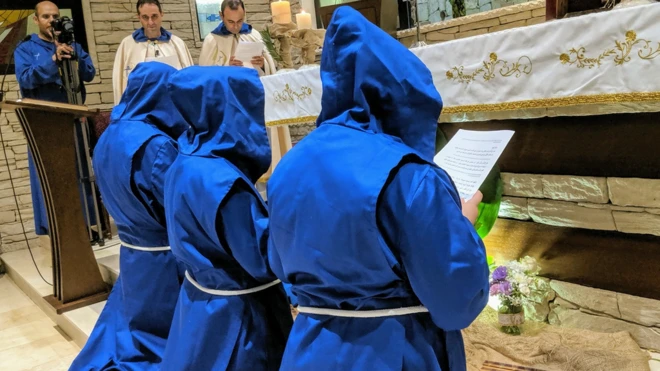 يتطوّع في جماعة "رسالة حياة" رهبان وراهبات يتولون رعاية أطفال ومسنين