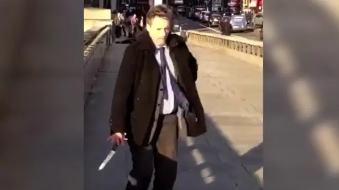 Разоруживший нападавшего человек