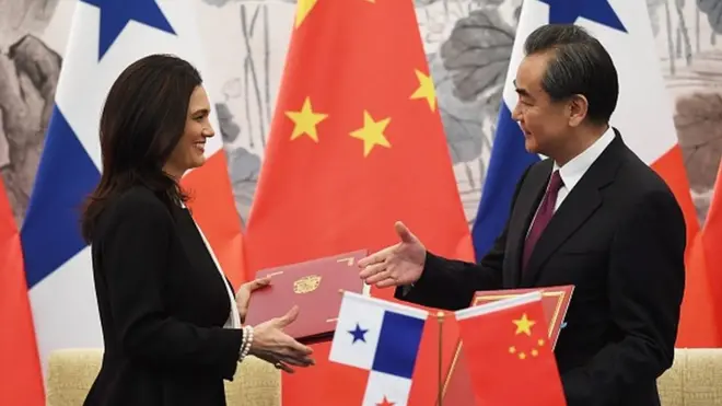 นางอิซาเบล เด เซนต์ มาโล รองประธานาธิบดีและรัฐมนตรีต่างประเทศปานามา (ซ้าย) และนายหวัง อี้ รัฐมนตรีต่างประเทศจีน จับมือกันขณะแลกเปลี่ยนเอกสารหลังจากลงนามในแถลงการณ์ร่วมสถาปนาความสัมพันธ์ทางการทูตระหว่างการในกรุงปักกิ่งของจีนวันนี้ (13 มิ.ย. 2017)
