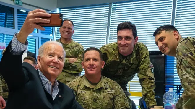 بايدن يتلقط سيلفي مع جنود أمريكيين في بولندا