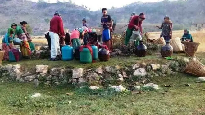 इनारमा पानी भर्न आएका सर्वसाधारणहरू