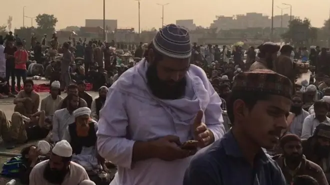 دھرنے میں شامل افراد