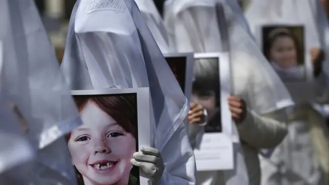 متظاهرون في واشنطن يحملون صورا لضحايا اعتداءات مسلحة في الولايات المتحدة