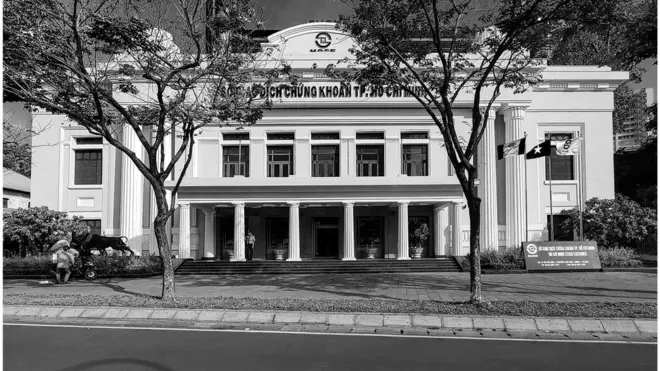 Hội trường Diên Hồng xây vào năm 1924 nằm trên Bến Chương Dương, nơi là trụ sở Thượng Nghị Viện trước 1975. Nay là Sở Giao dịch Chứng khoán