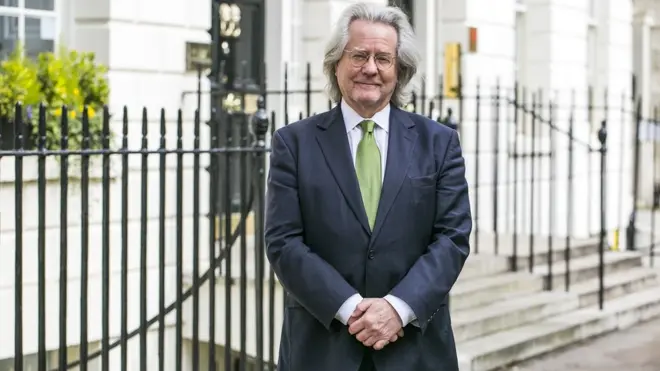 AC Grayling dice que un mundo de posverdad amenaza el "tejido de la democracia"