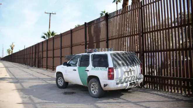 На значительной части границы США с Мексикой уже сейчас есть забор, который местами превращается в настоящую стену