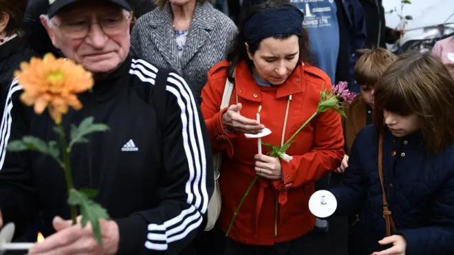 Warga berdatangan di Sinagoga Tree of Life untuk mendoakan dan memberikan penghormatan kepada korban penembakan, Minggu (28/10).