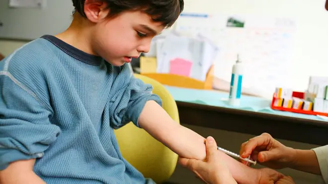 طفل يأخذ لقاحا