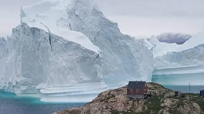 أجلت السلطات الدنماركية بعض سكان قرية في جزيرة غرينلاند، بسبب اقتراب جبل جليدي ضخم وتحذيرات من حدوث موجات مد بحري "تسونامي" تدمر المنازل.