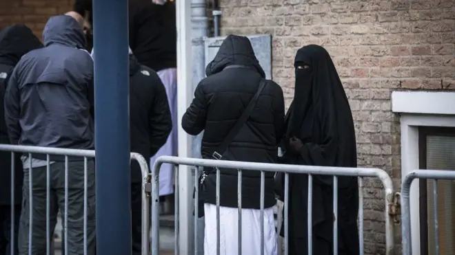 Hollanda'da 2015 yılında IŞİD üyesi olduğu iddia edilen dokuz kişinin yargılandığı bir duruşmaya gelenler