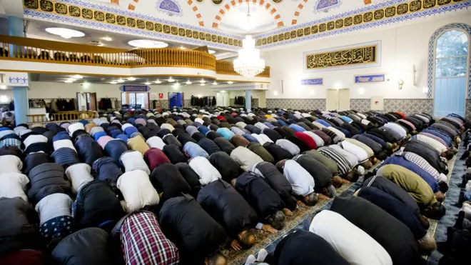 Hollanda'da namaz kılan Müslümanlar