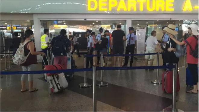Para wisatawan menunggu pemberangkatan pesawat dari Bandara Ngurah Rai, Bali