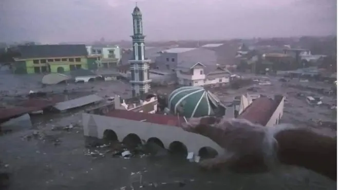 Video yang beredar menunjukkan air bah Tsunami menerjang, merusak Masjid Baiturrahman, Palu.