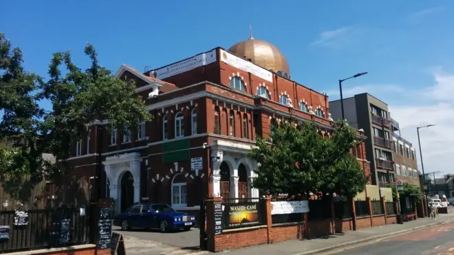Masjid Ramadan di London Timur menjadi masjid pertama di Inggris yang menawarkan pembayaran zakat dalam bentuk bitcoin.