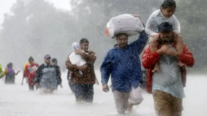 Unas 30.000 personas se han visto desplazadas por la tormenta tropical Harvey.