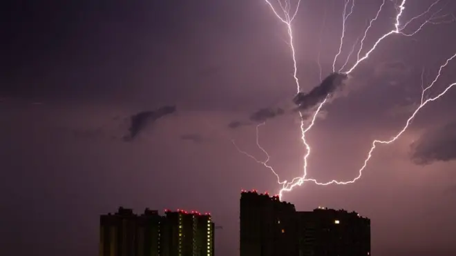 Хрещатик став "річкою" - Київ знову запило