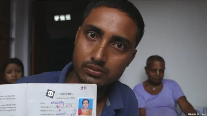 अपनी माँ की नागरिकता से जुड़े सरकारी दस्तवेज़ दिखाते उत्पल साह