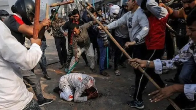 Ҳиндулар тўдаси Муҳаммад Зубайрни қуршаб олиб калтаклашган.