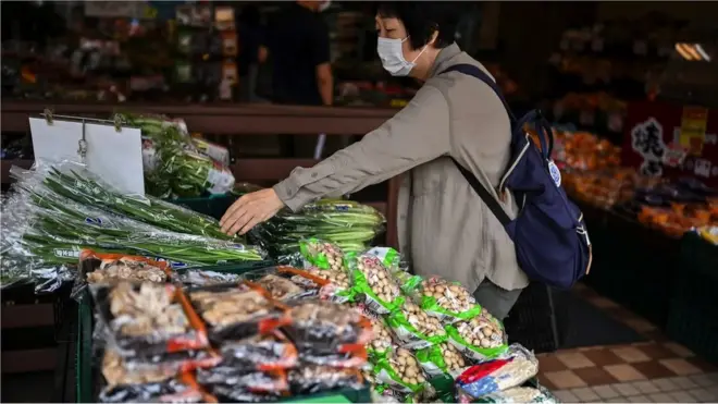 슈퍼마켓에선 폴리스타이렌 망에 감싼 다음 플라스틱 상자에 담아 포장용 랩까지 씌운 과일을 쉽게 만나볼 수 있다