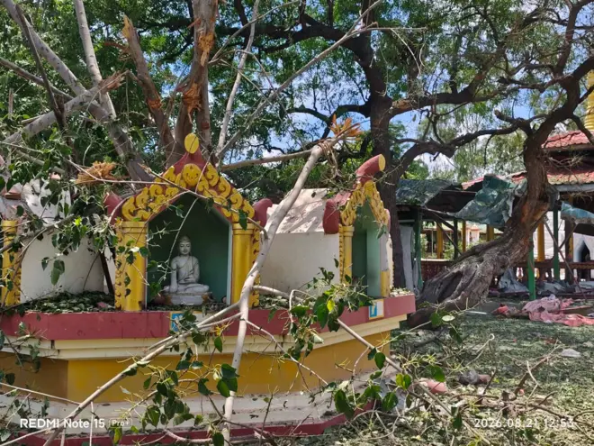 သြဂုတ် ၂၁ ရက်၊ မနက်ပိုင်းက လေကြောင်းဗုံးကြဲခံရတဲ့ မြောင်မြို့နယ် ဆွဲလွဲအိုရွာက ဇေဋ္ဌဝါဒီဘုန်းကြီးကျောင်း