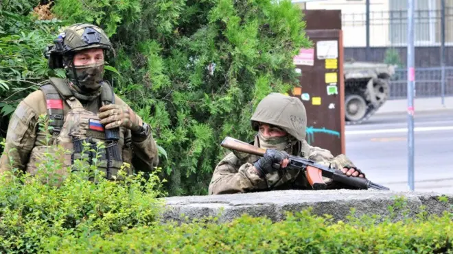 مقاتلو فاغنر في شوارع روستوف أون دون أثناء التمرد