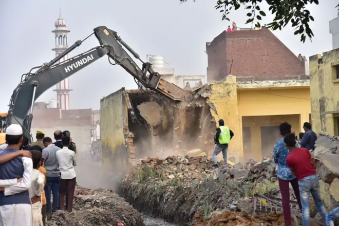 इमारत गिराता बुलडोज़र (फ़ाइल फोटो)