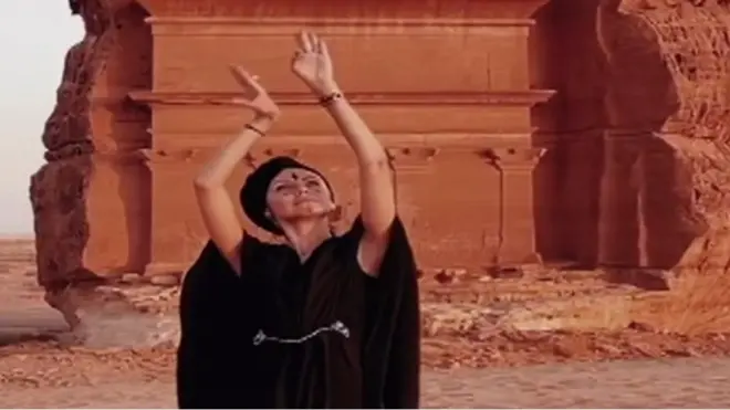 روسية ترقص في مدائن صالح