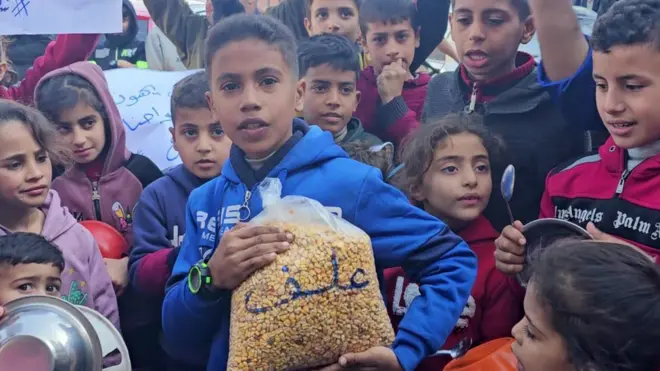 أطفال غزة يعانون سوء التغذية ويأكلون علف الحيوانات