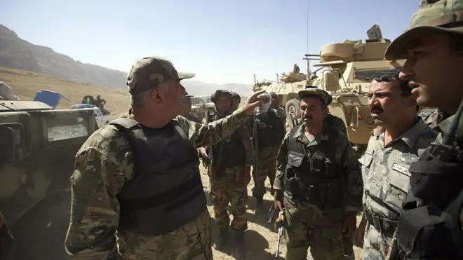 جنرال عبدالرشيد دوستم له بي بي سي سره په خبرو کې وويل، "هغو کسانو چې نن يې پر ما بريد وکړـ د پوليسو جامې يې پر تن وې".