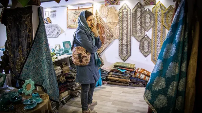 زنی در بازار تهران