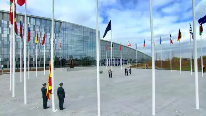 Церемония окончательного приема Северной Македонии в НАТО - поднятие флага