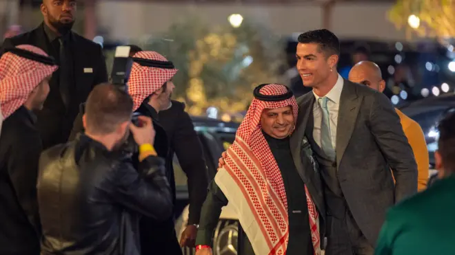 استقبال مسؤولي نادي النصر السعودي لرونالدو