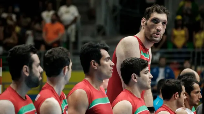 Mehrzadselakjani es el jugador de voleibol sentado y uno de los hombres más alto del mundo.