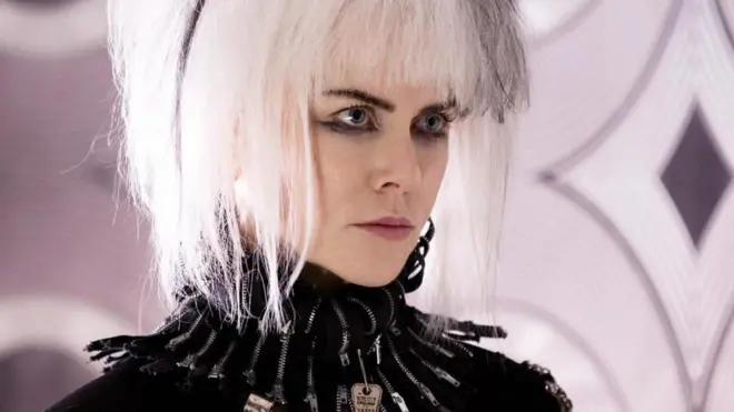 Boadicea diperankan oleh Nicole Kidman dengan rambut palsu putih yang menakutkan.