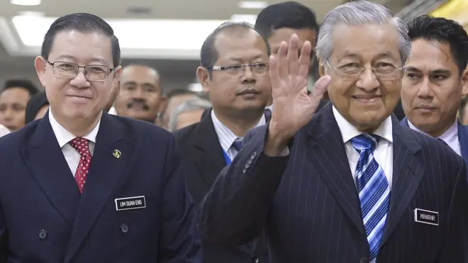 Bộ trưởng tài chính Lim Guan Eng (trái) và Thủ tướng Mahathir Mohamad