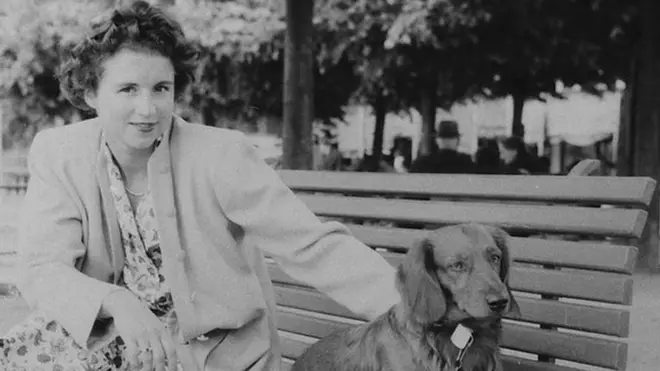 خاتون اپنے کتے کے ساتھ