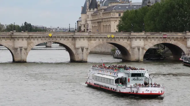 Barco navegando por el río Sena.