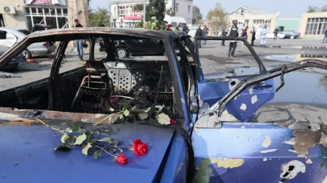 Bərdə, 29 oktyabr, 2020-ci il. Hücumdan sonra avtomobilin üzərinə güllər qoyulub
