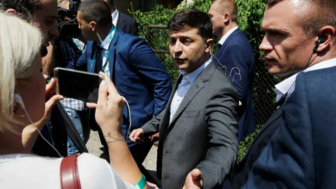 Володимир Зеленськи в оточенні охоронців