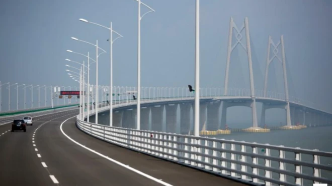 Xe ô tô chạy trên một đoạn cầu Hong Kong-Chu Hải-Ma Cao, được khánh thành tại Chu Hải tháng 3/2018