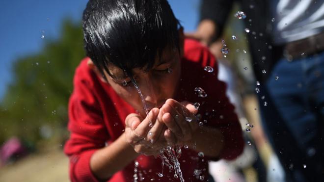 Niño tomando agua