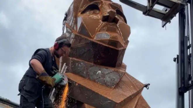 Skulpturu je osmislio Luk Peri