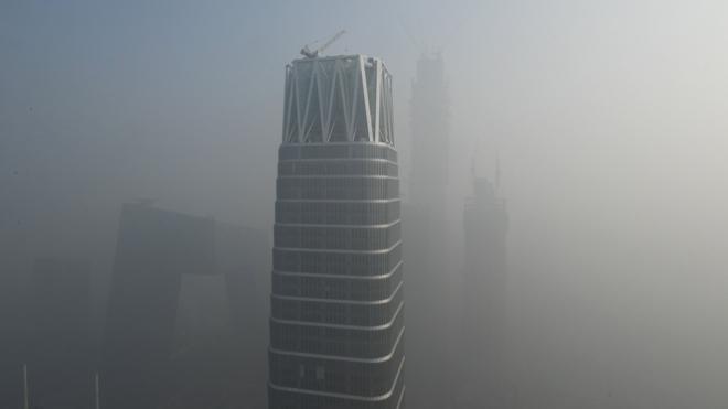 北京市中心的高楼在雾霾中