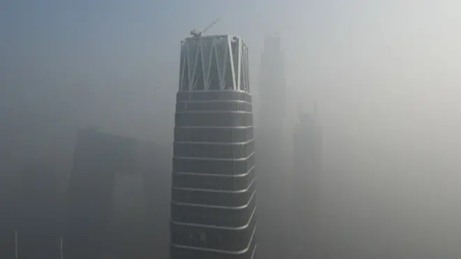 北京市中心的高楼在雾霾中