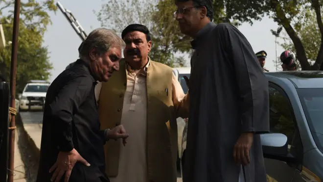 تحریک انصاف اور عوامی مسلم لیگ نے نواز شریف کے خلاف درخواست جمع کرائی تھی