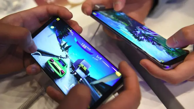 मोबाइल फोन पर गेम खेलने की लत लग जाती है