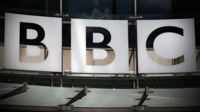 Logo BBC-ja ispred sedišta ove medijske kuće u Londonu